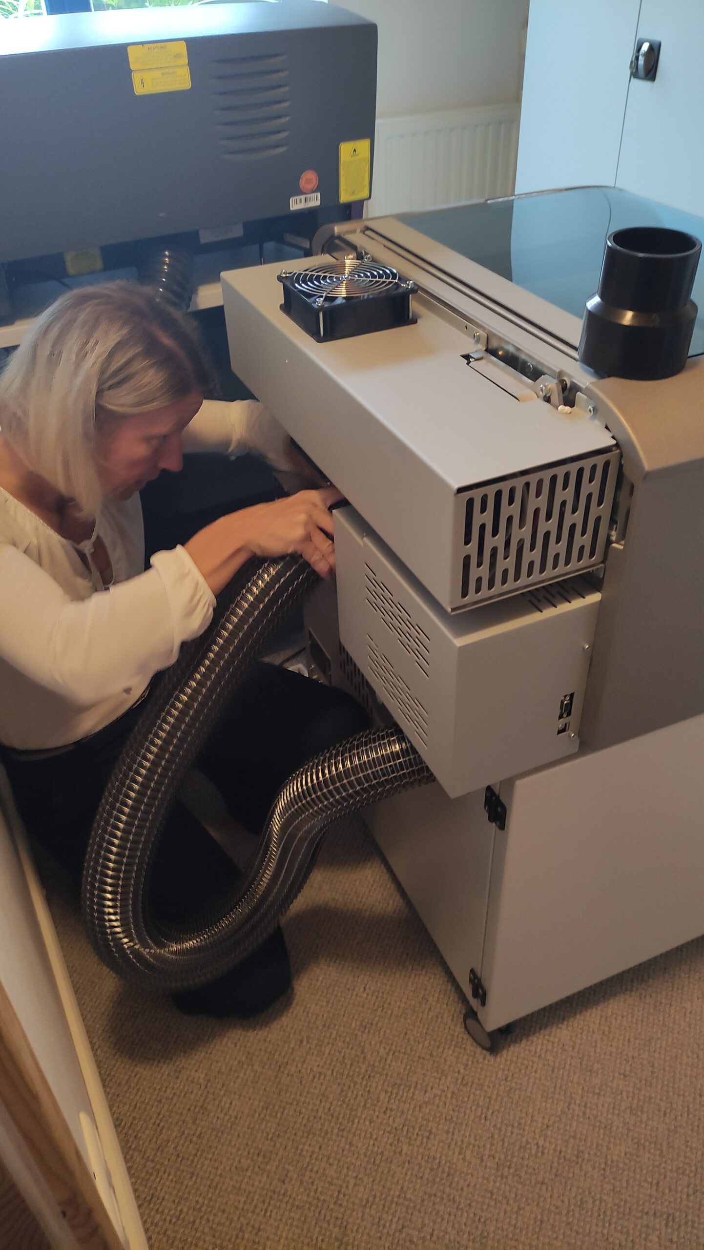 Birgit schliesst den Laser an die Absaugung
