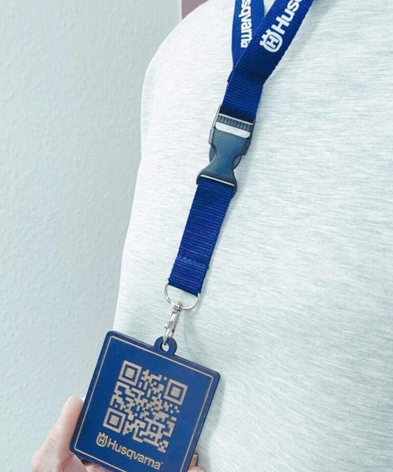 Messeschild mit QR Code. Namensschild aus Holz.